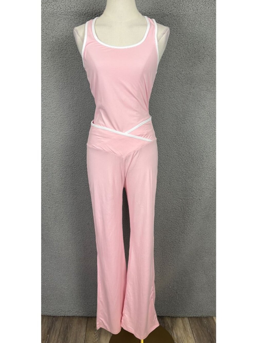 Women's Tank & Yoga Pants Set Contrast Trim Pink Size Medium New Without Tags.